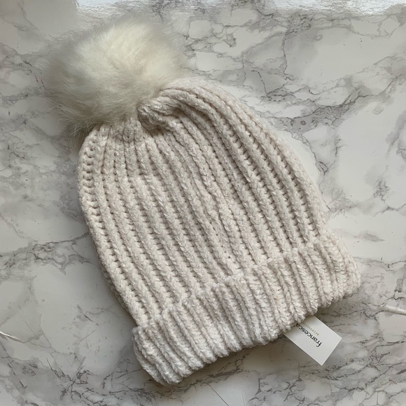 White Pompom beanie - Picture 2 of 5